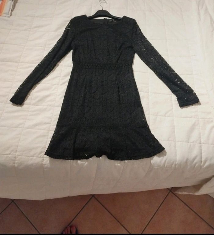 Robe en dentelle noire, partiellement ajourée - photo numéro 2