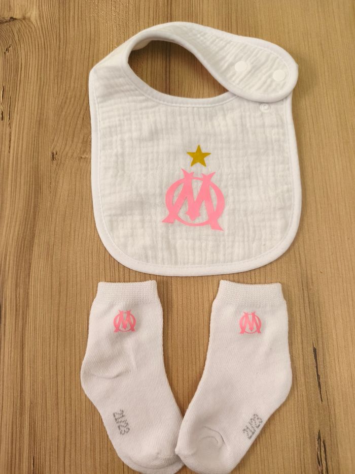 Bavoir et chaussettes Om rose Marseille bébé