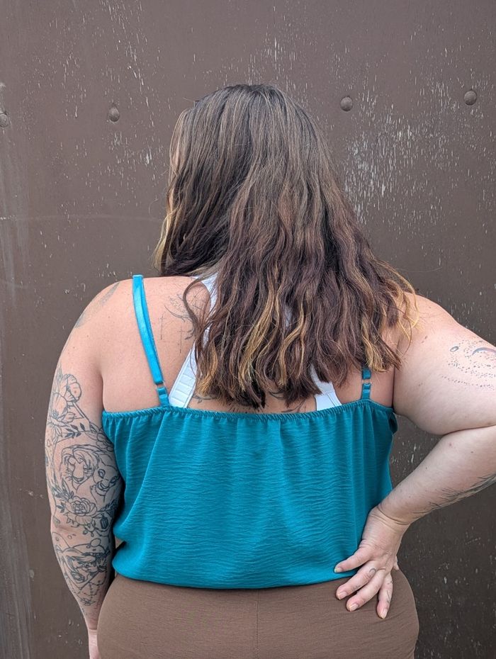 Top fluide Genève bleu canard col en V dentelle
TU curvy - photo numéro 4