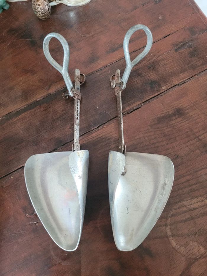 Vends paire d embauchoirs club vintages  en métal - photo numéro 3