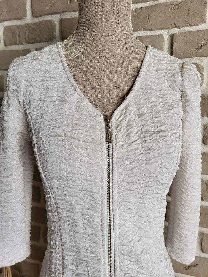 Robe blanche moulante avec fermeture éclair et tissu gaufré - photo numéro 8