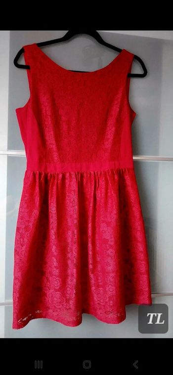Très jolie robe rouge avec dentelle