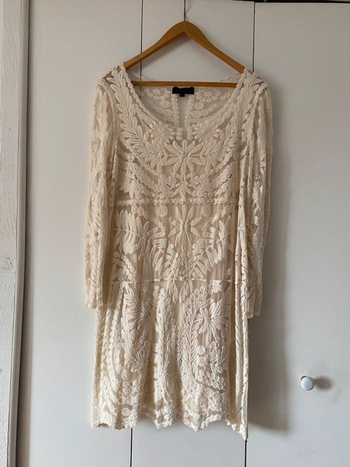 Robe tout en dentelle