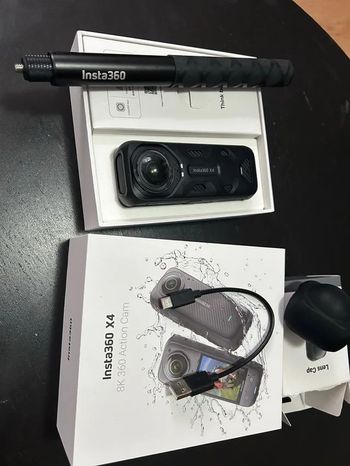 Caméra Insta 360 X4  Très neuf  Tout les accessoires sont incluses dans l'emballage d'origine comme