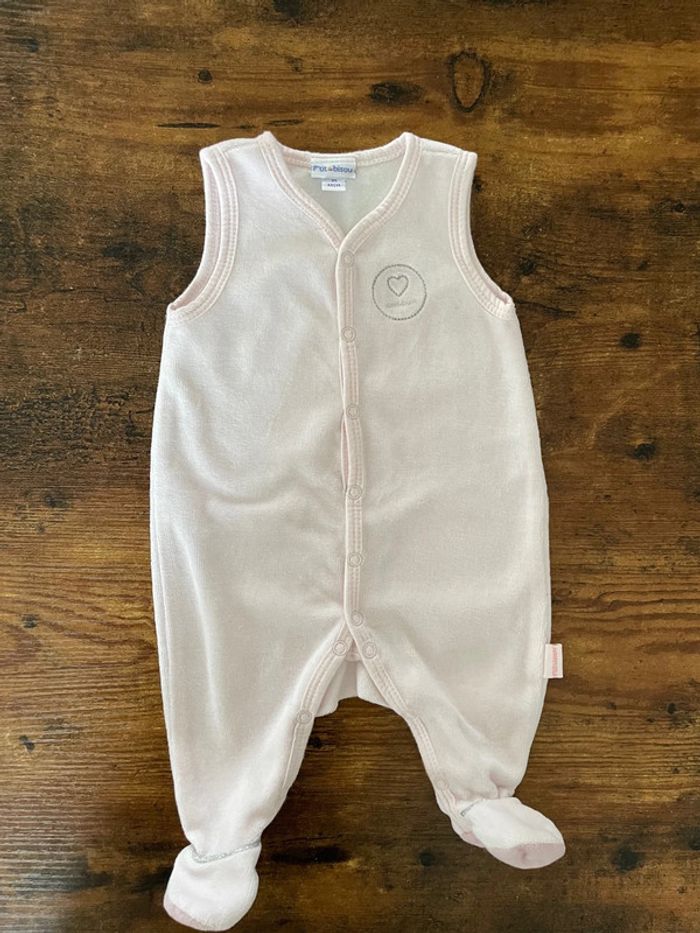 Barboteuse sans manches rose en velour