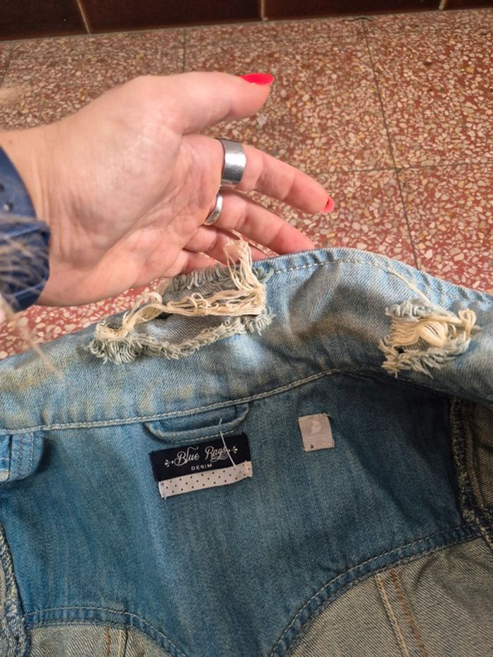 Veste en jean troué et délavé - photo numéro 8