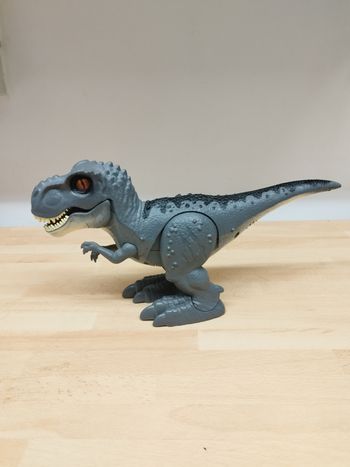 Dinosaure T-Rex électrique ROBO ALIVE - Effets sonores 
Marche tout seul et rugit avec des effets sonores réalistes.

Marque :  Zuru
Matière :  plastique
Dimensions : L 31 x Prof. 8 x H 20 cm.