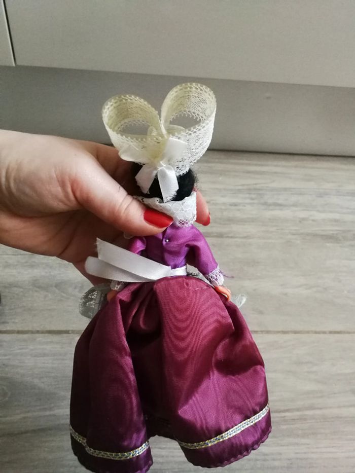 Poupée folklorique régionale de collection en robe violette - photo numéro 3