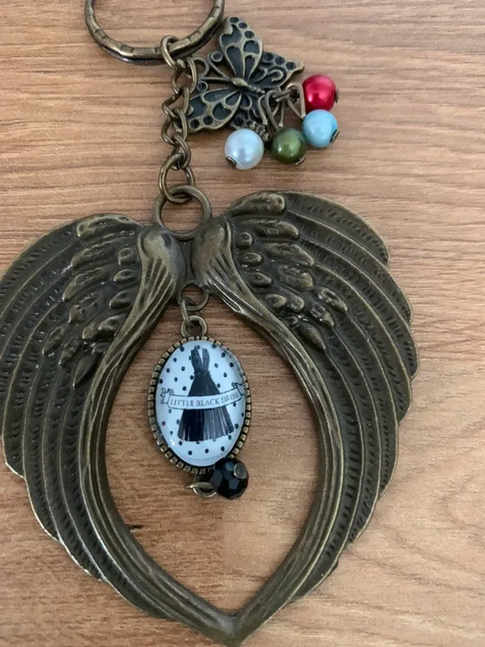 Porte clé aile d ange petite robe noire papillon perle - photo numéro 2