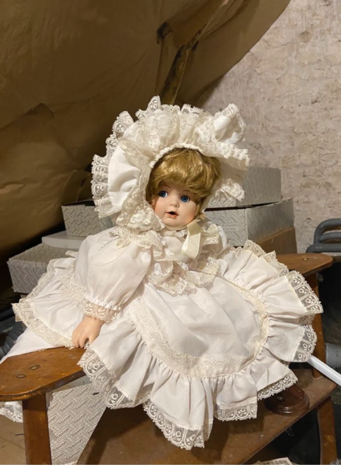 Poupée de collection en porcelaine - photo numéro 2