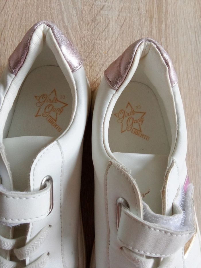 Basket blanche taille 33 à scratch et lacet avec bandes de couleurs sur un côté - photo numéro 2