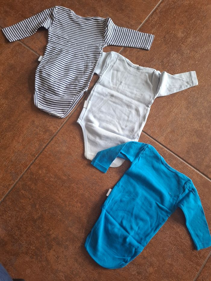 Lot bodies 6 mois - photo numéro 2