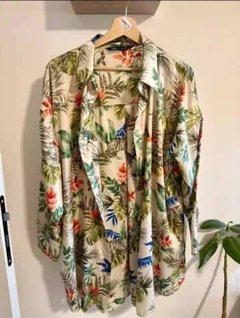 Chemise motif tropical satinée Zara
