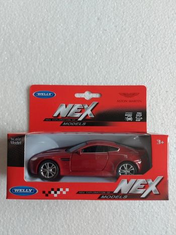 Aston  martin  vantage  - rouge bordeaux