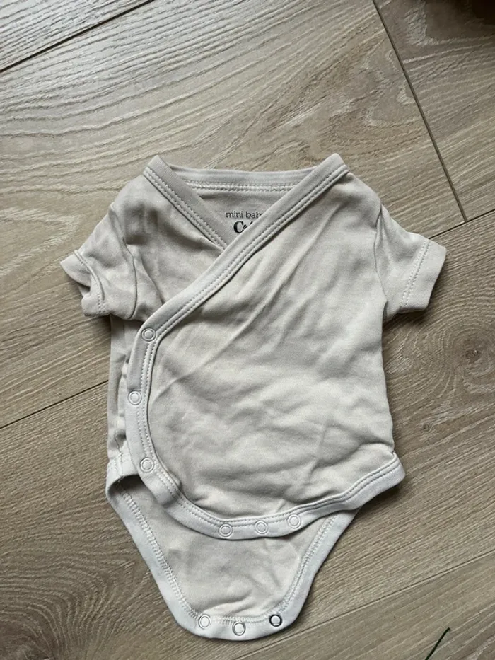 Lot bodys c&a 0/1mois - photo numéro 5