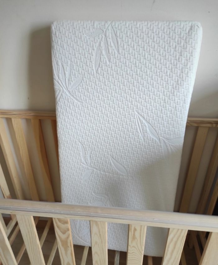 Mini lit en bois et son matelas - photo numéro 5