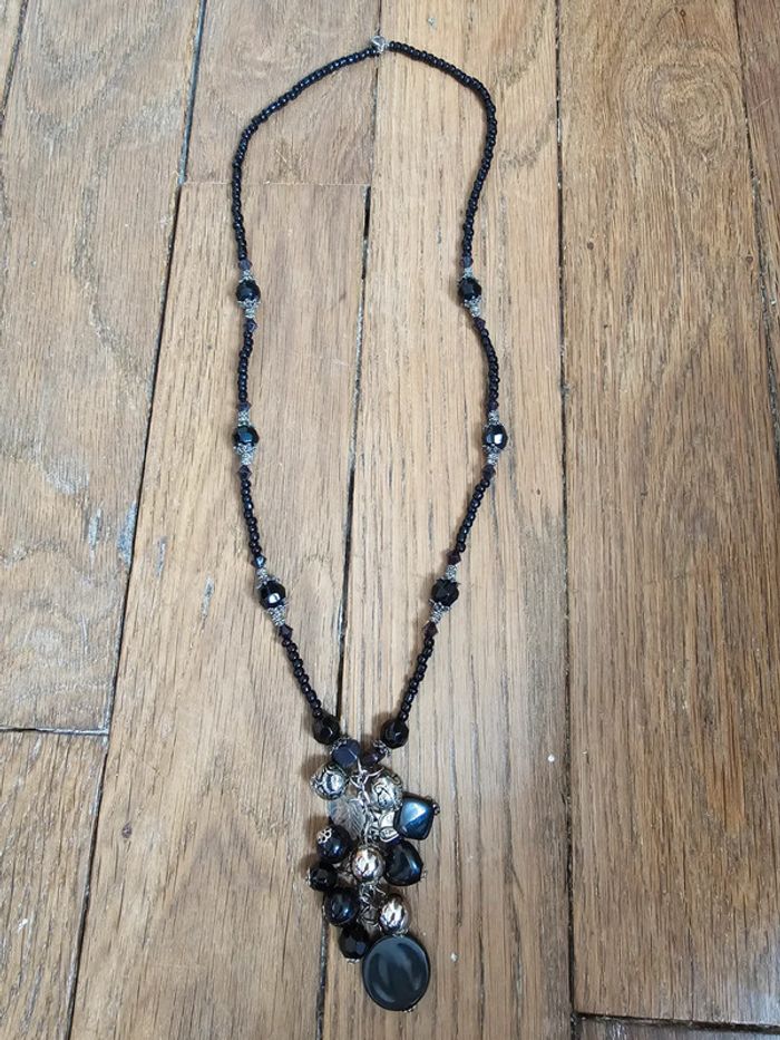 Collier sautoir avec breloque