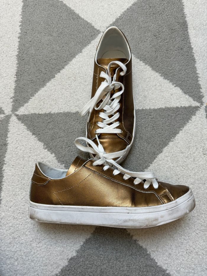 Basket Adidas courtvantage Taille 39 1/3 - photo numéro 3