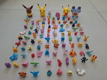 Lot de 96 minis figurines pokemon + 6 plus grandes : pikachu, salameche, bulbizare ...