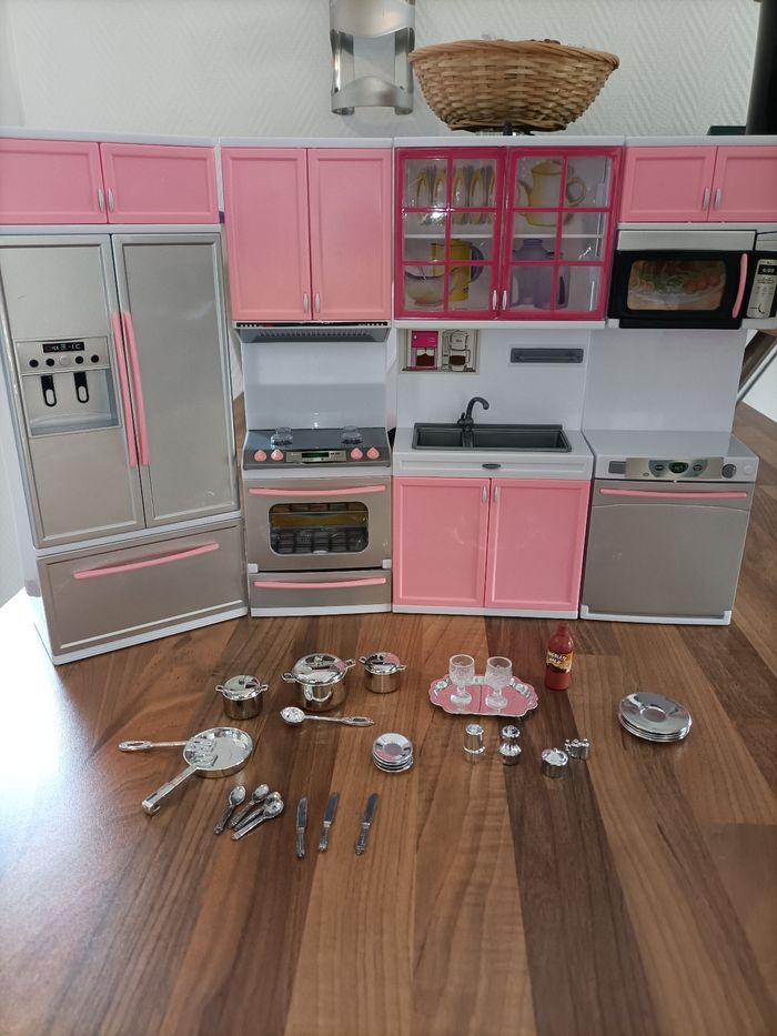 Cuisine barbies 4 meubles avec électroménager+ vaisselle couleur argent