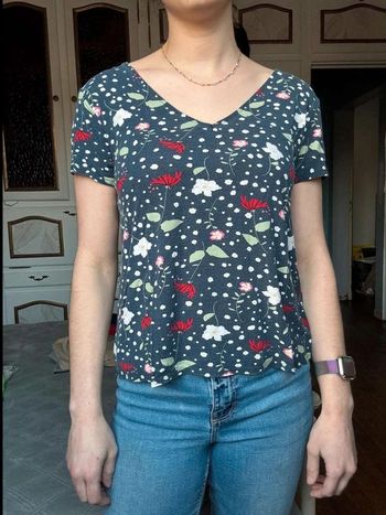 Haut  fleuri  avec  noeud  papillon dans le dos - Kiabi - taille M  -  très bon état