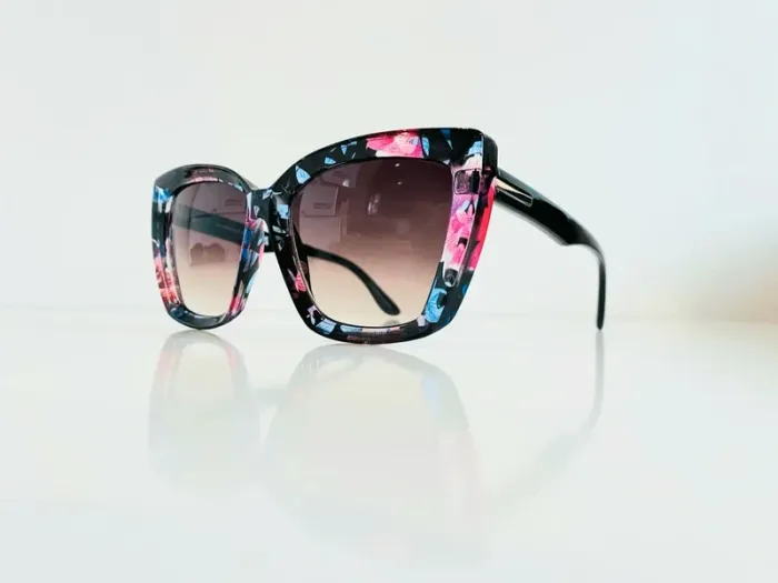 Lunette de soleil femme façade fleurie bras noirs verres dégradés uvprotection catégorie 3