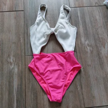 Maillot de bain 1 pièce Hollister taille XS blanc et rose