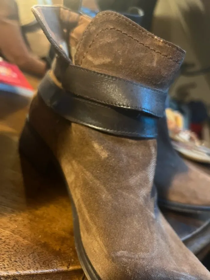 Chaussure marron aspect velour ou daim avec sangle - photo numéro 3