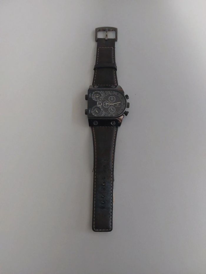 Montre à trois cadrants en état.