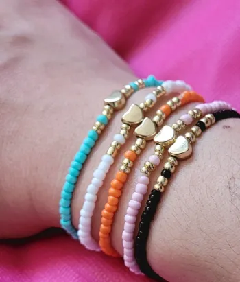Lot de cinq bracelets cœur perles de rocailles multicolore