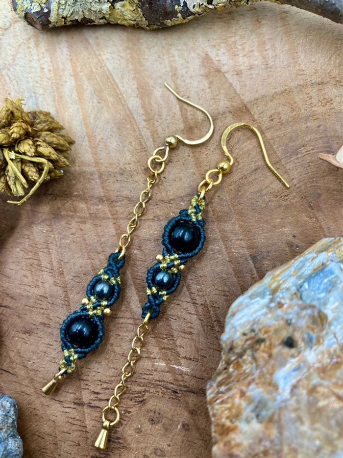 Boucles d’oreilles pendantes dépareillées macramé chaînes pierres Onyx et Hématite - photo numéro 3