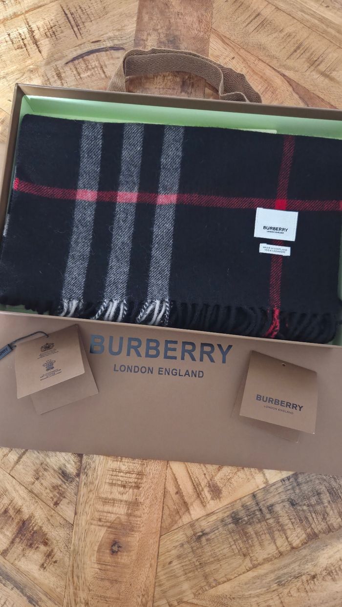 Écharpe Burberry noire Modèle Iconic Check - photo numéro 5