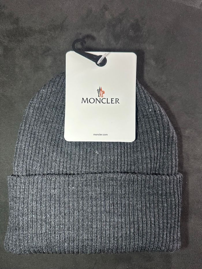 Bonnet Moncler gris  avec étiquette - photo numéro 2