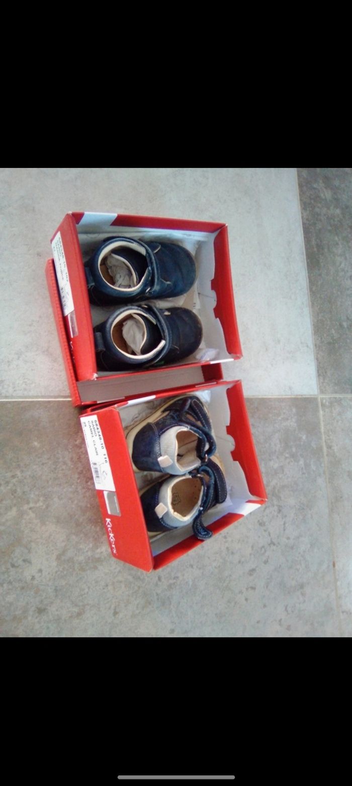 Une paire sandale primigi bleu marine taille 23
Une paire basket Kickers sabio bleu marine taille 23