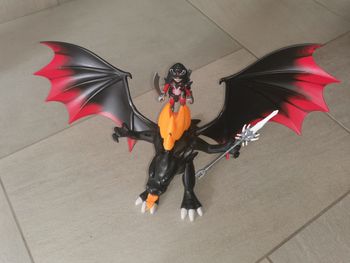 Dragon royal avec flammes lumineuses