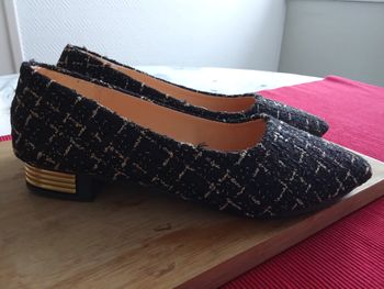 Chaussure femme élégante noire et dorée