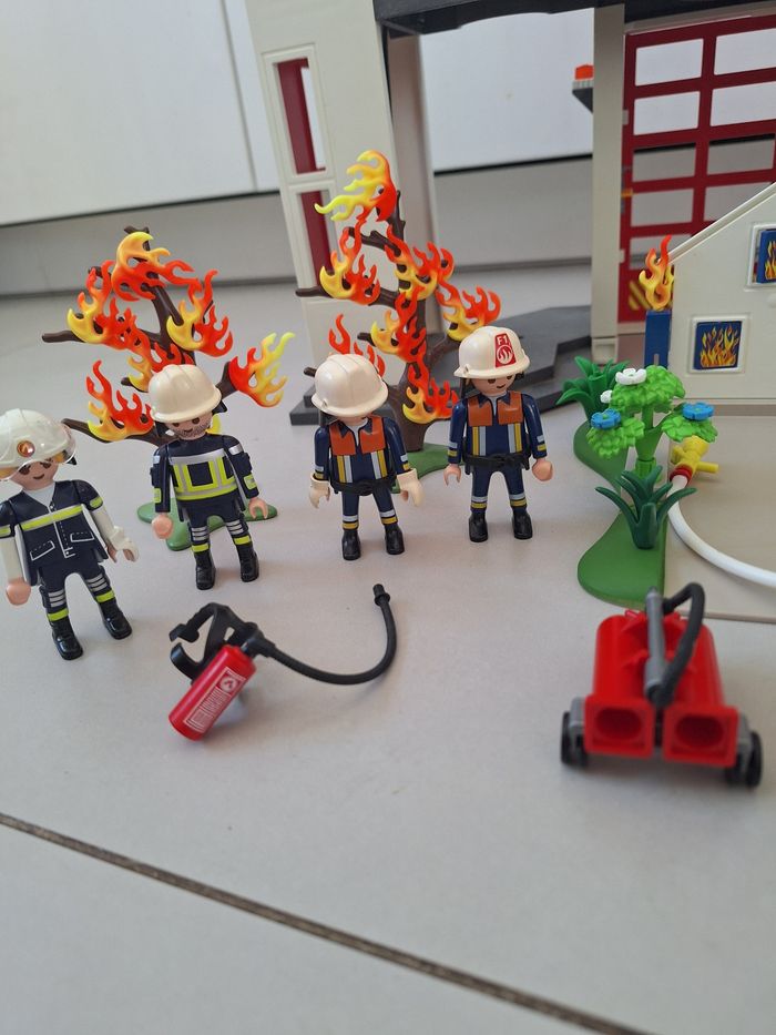 Playmobil pompiers, caserne, maison en feu, camion... - photo numéro 2