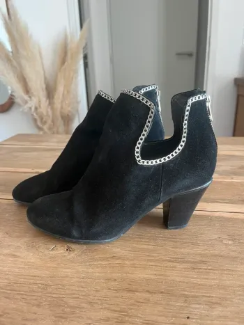 Bottines à talons noires Jonak