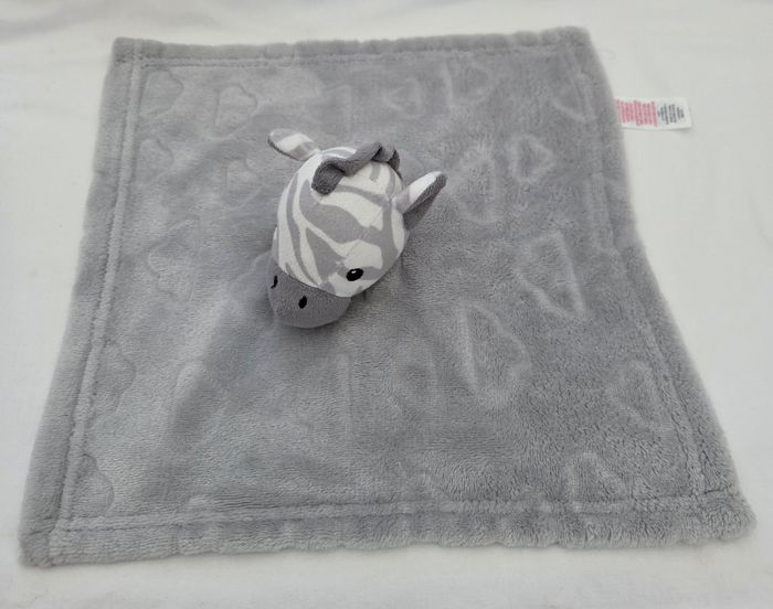 Doudou zèbre grelot carré plat gris relief nuages -  Primark