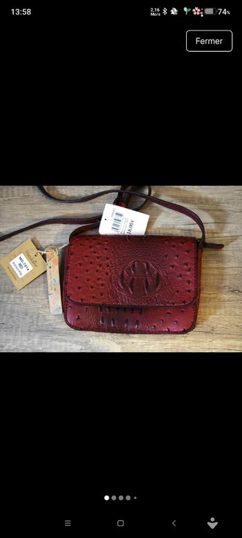 NEUF très beau sac semi rigide à bandoulière réglable, bordeaux et noir à motifs en relief