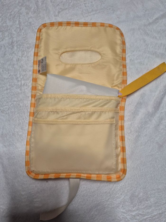 Matelas à langer nomade neuf + pochette avec rangement multipoches - photo numéro 2