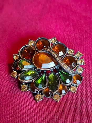 Ancienne broche en métal argenté avec perles fines vertes et marrons