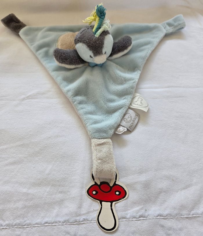 Doudou Pingouin plat triangle bleu - Attaches Tétines- Noukies