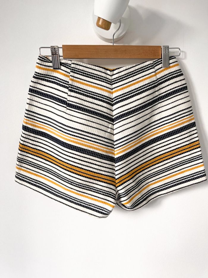 Short à rayures Stradivarius bleu marine jaune et blanc - photo numéro 4