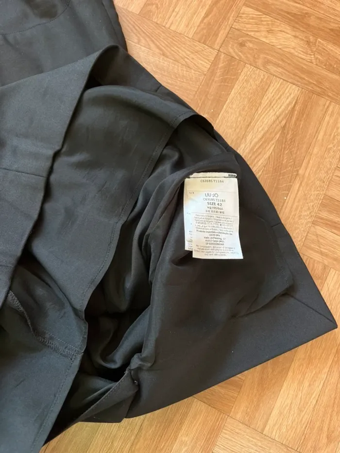 Robe noir avec décolleté agrémenté de dentelle Liu Jo - photo numéro 3