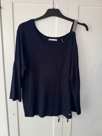Pull bleu marine, 40, 42 Lpb une épaule nue