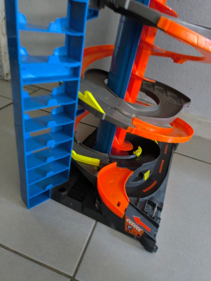 Méga garage hot wheels - photo numéro 9