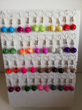 Lot de 20 paires de boucles d'oreilles en verre coloré