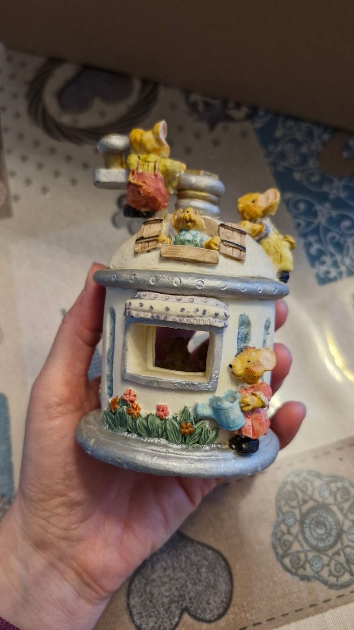 Adorable famille souris dans un moulin à café - photo numéro 1