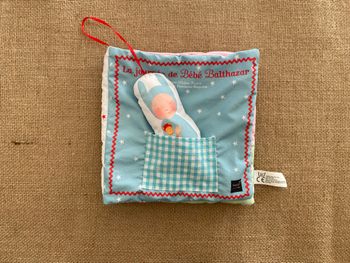Livre tissu La journée de Bébé Balthazar Hatier jeunesse 